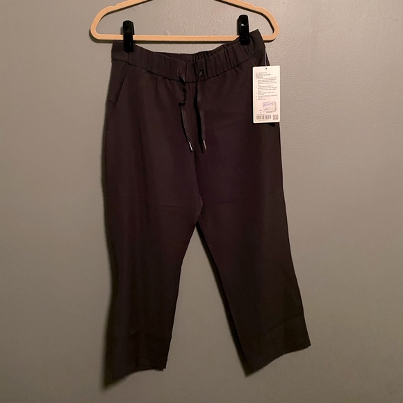 lululemon athletica Pants - Lululemon On The Fly Crop Woven Joggers - Size 6 - Black - NWT